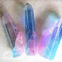 Bergkristallspitzen regenbogenfarbig durch Bedampfung