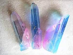 Bergkristallspitzen regenbogenfarbig durch Bedampfung
