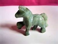 Pferd aus Jade grünlich, 47x42 mm, Tierfigur Edelstein