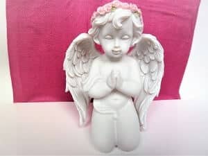 Großer Engel betet und kniet dabei, rosa Haarkranz, 13 cm