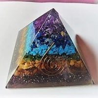 Orgonit Pyramide mit 7 Chakra-Farben, Lebensenergie