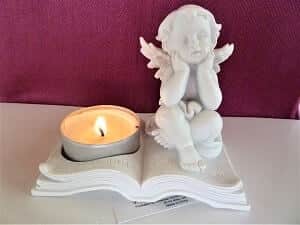 Teelichthalter mit Engel sitzt auf Buch, inkl. Teelicht