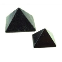 Pyramide aus Schungit 30mm, Glücksbringer, Heilstein