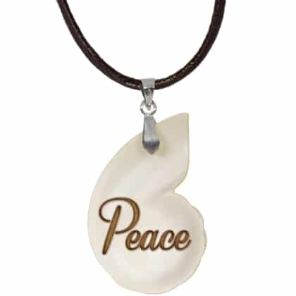 Anhänger Muschelspirale mit Schrift Peace an Öse mit Lederband, Halskette