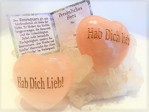 Edelstein Herz Rosenquarz bauchig, ca. 50mm, mit Gravur Hab Dich Lieb! in Geschenschachtel und Kärtchen