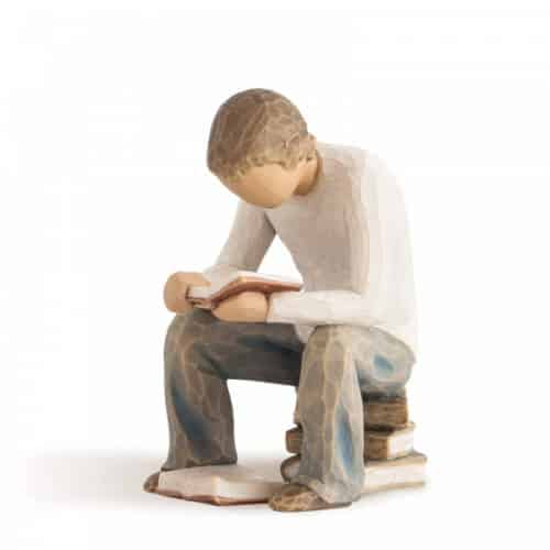 Willow Tree Figur quest - Junge mit Buch studiert, sitzt auf Bücher, 10x6,5x7,5 cm, Familie Skulptur