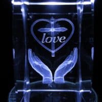 3D Laser-Kristallblock Geöffnete Hände darüber Herz mit Love-Inschrift, 5x5x8 cm