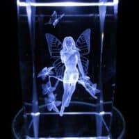 3D Laser-Kristallblock Elfe, Schmetterling und Blumen, 5x5x8 cm