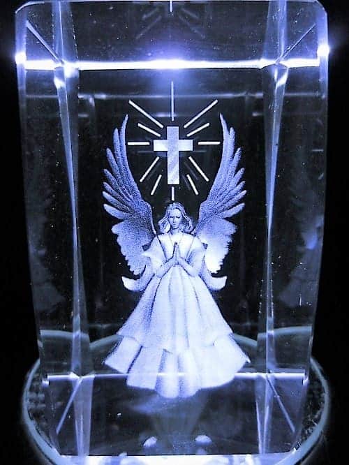 Kristall-3D-Laserblock mit betendem Engel und Kreuz, 5x5x8 cm
