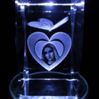 3D Laser-Kristallblock Maria im Herz mit Schmetterling, 5x5x8 cm