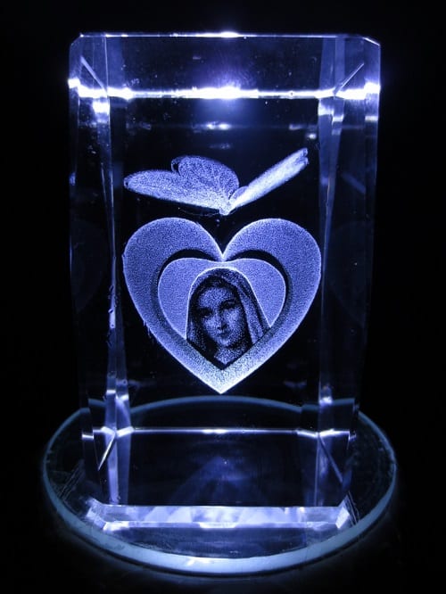 3D Laser-Kristallblock Maria im Herz mit Schmetterling, 5x5x8 cm