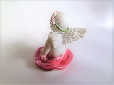 Engel auf rosa Rosenblatt mit rosa Haarkranz von hinten , 6,5 cm