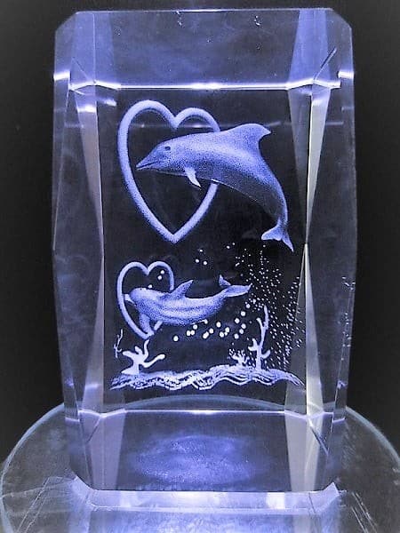 3D Laser Kristallglas Block springende Delfine durch Herz, 8x5x5cm Engelshop