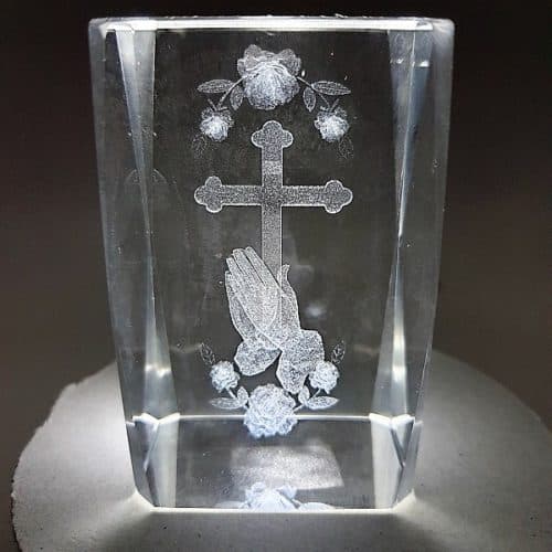 3D Laser Kristallglas Block betende Hände Kreuz und Rose, 8x5x5 cm